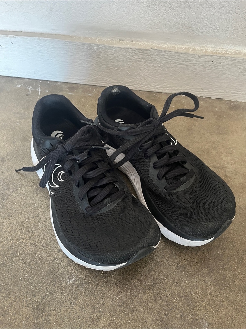 Women’s Topo Atmos in Black/white 6